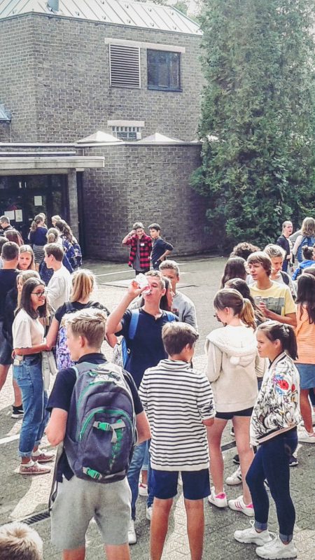 Gezellige drukte op de speelplaats!